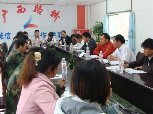 总公司总司理、党委书记罗业凤在重庆石忠路面二标检查指导 - 企业要闻 - 888集团电子游戏