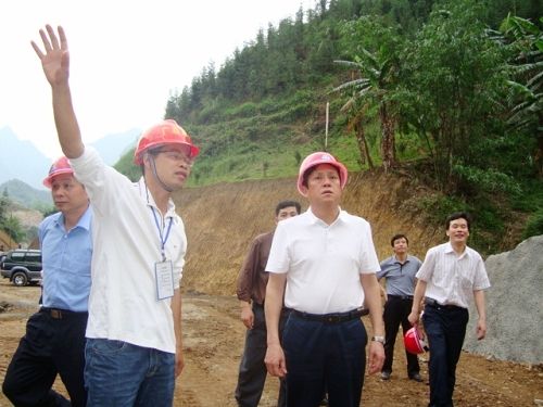 河池市市长谢志刚深入六河九标视察事情 - 企业要闻 - 888集团电子游戏