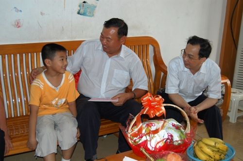 总公司向导“六一”儿童节前夕亲热慰问厄瓜多尔项目员工子女 - 企业要闻 - 888集团电子游戏