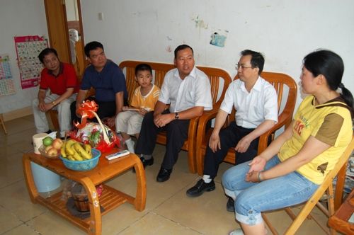 总公司向导“六一”儿童节前夕亲热慰问厄瓜多尔项目员工子女 - 企业要闻 - 888集团电子游戏