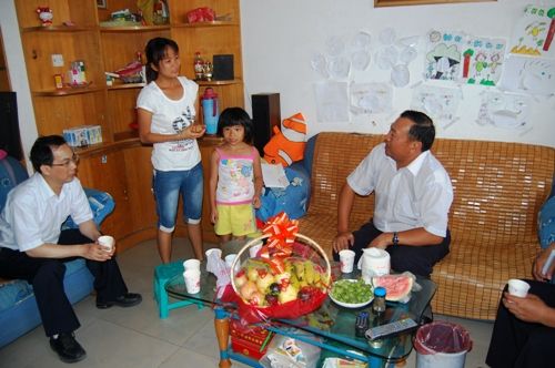 总公司向导“六一”儿童节前夕亲热慰问厄瓜多尔项目员工子女 - 企业要闻 - 888集团电子游戏