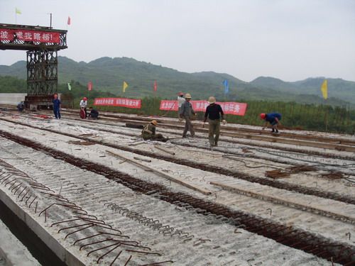 贵阳六标大河滨特大桥顺遂完成最后一片T梁架设事情 - 企业要闻 - 888集团电子游戏