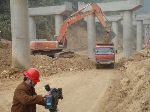 新华社、广西电视台两家媒体到隆百13标举行采访 - 企业要闻 - 888集团电子游戏