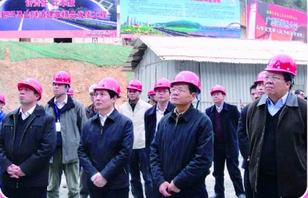 自治区党委常委、区副主席陈武莅临我公司凭祥综合保税区项目视察事情 - 企业要闻 - 888集团电子游戏