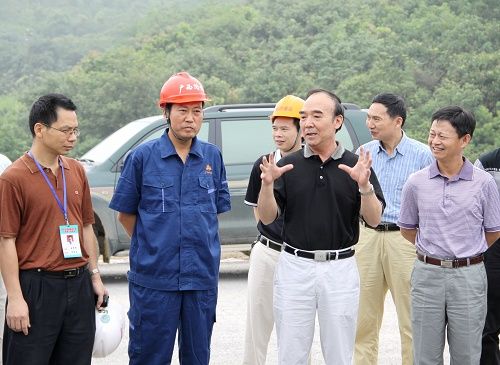 广西888集团电子游戏依然是广西交通建设的主力军——广西交通运输厅党组书记黄华宽在视察隆百路时指出 - 企业要闻 - 888集团电子游戏