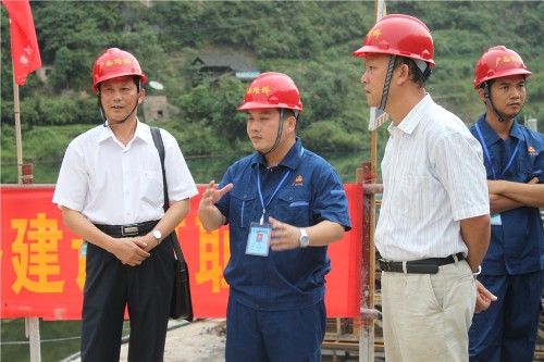 广西壮族自治区直属企事业工会常务副主任陈元滚等向导探望慰问贵州思剑17标项目员工 - 企业要闻 - 888集团电子游戏