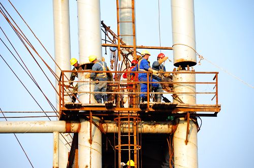 波司登大桥（合江长江一桥）乐成运用摇臂抱杆吊起第二节段扣塔 - 企业要闻 - 888集团电子游戏