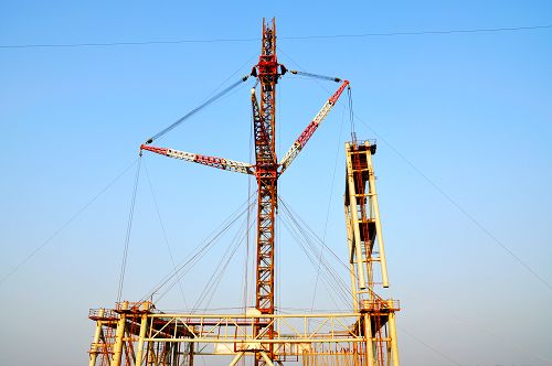 波司登大桥（合江长江一桥）乐成运用摇臂抱杆吊起第二节段扣塔 - 企业要闻 - 888集团电子游戏