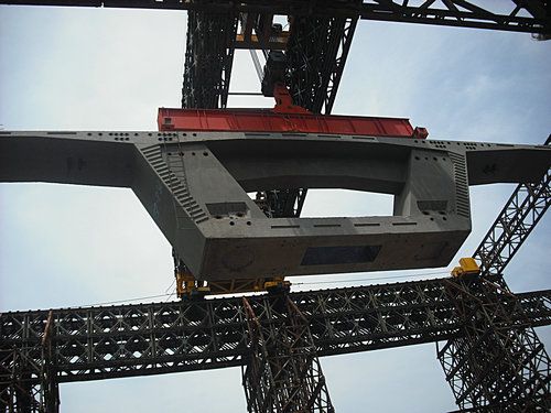 巴巴奥约河大桥水上门吊正式投入施工生产 - 企业要闻 - 888集团电子游戏