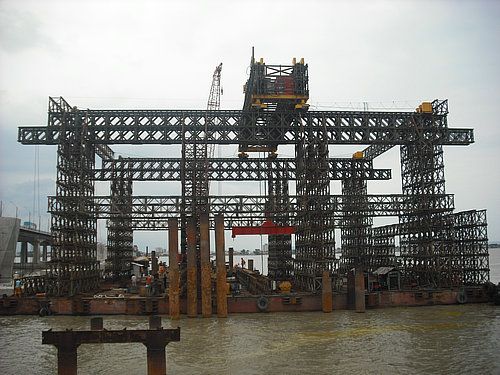 巴巴奥约河大桥水上门吊正式投入施工生产 - 企业要闻 - 888集团电子游戏