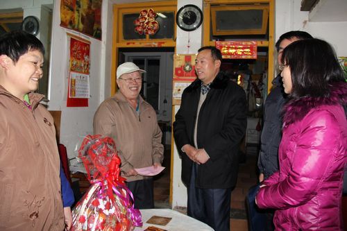 公司向导亲热探望慰问退休员工和厄国项目员工眷属 - 企业要闻 - 888集团电子游戏