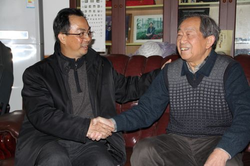 公司向导亲热探望慰问退休员工和厄国项目员工眷属 - 企业要闻 - 888集团电子游戏