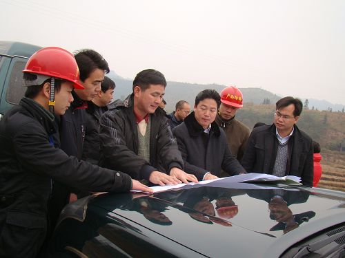 三江县县长杨恩维等一行慰问三江龙吉大道项目员工 - 企业要闻 - 888集团电子游戏