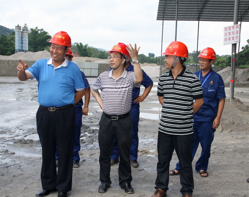 罗业凤总司理和曹文海书记“七一”时代深入钦崇路项目慰问指导 - 企业要闻 - 888集团电子游戏