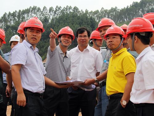 集团公司朱坚和董事长、李定伦总司理一行赴来马路项目调研指导事情 - 企业要闻 - 888集团电子游戏