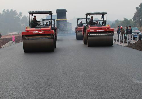 泸渝S2标大规模推进蓝田区沥青上面层施工 - 企业要闻 - 888集团电子游戏