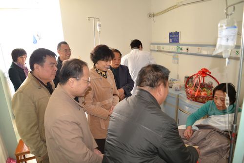 公司向导春节前走访慰问生涯难题老党员及退休职工 - 企业要闻 - 888集团电子游戏