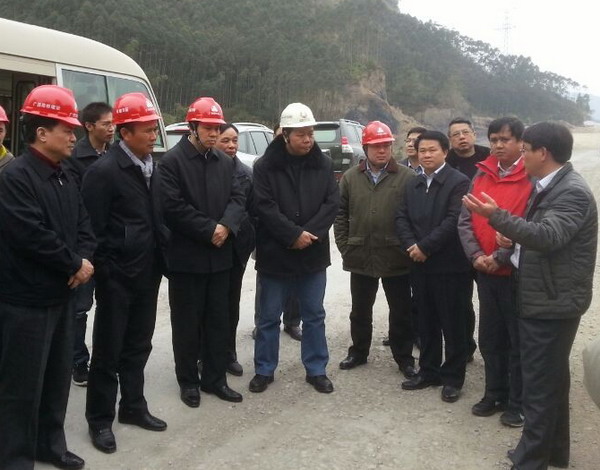 河池市委书记黄世勇等向导到河都路面A标举行调研 - 企业要闻 - 888集团电子游戏